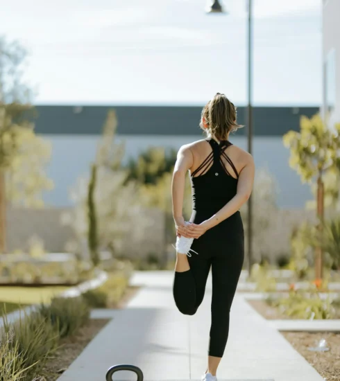 Persona realizando ejercicios dolor espalda en casa, enfocada en estiramientos para aliviar la tensión lumbar y mejorar la postura.