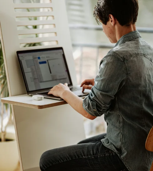 dolor de espalda al estar sentado en oficina