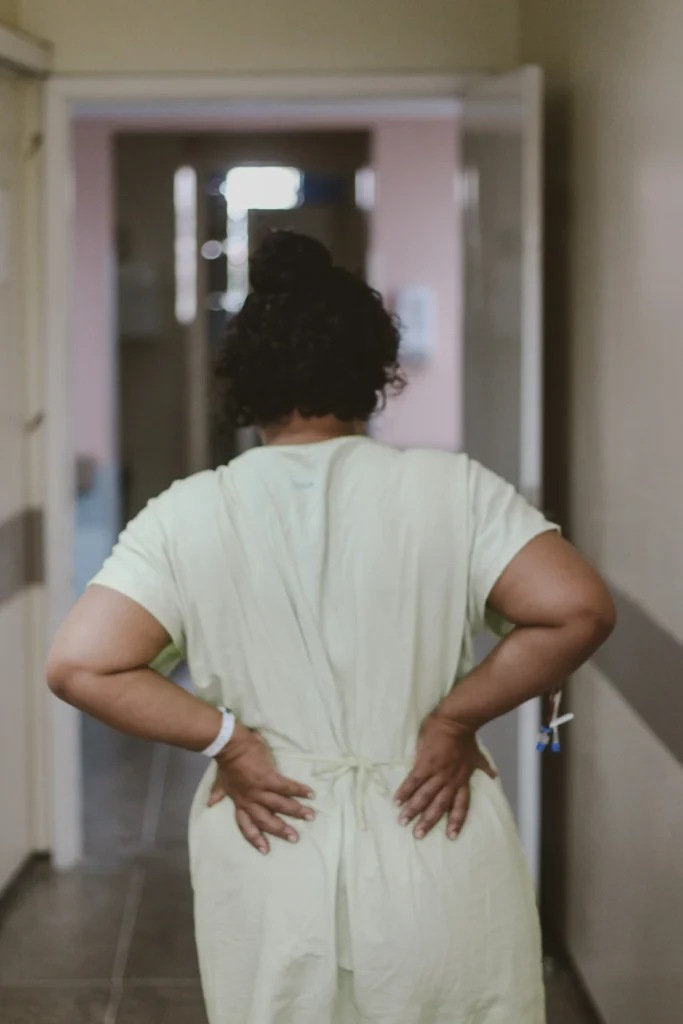 tensión en la espalda causada por estrés y ansiedad